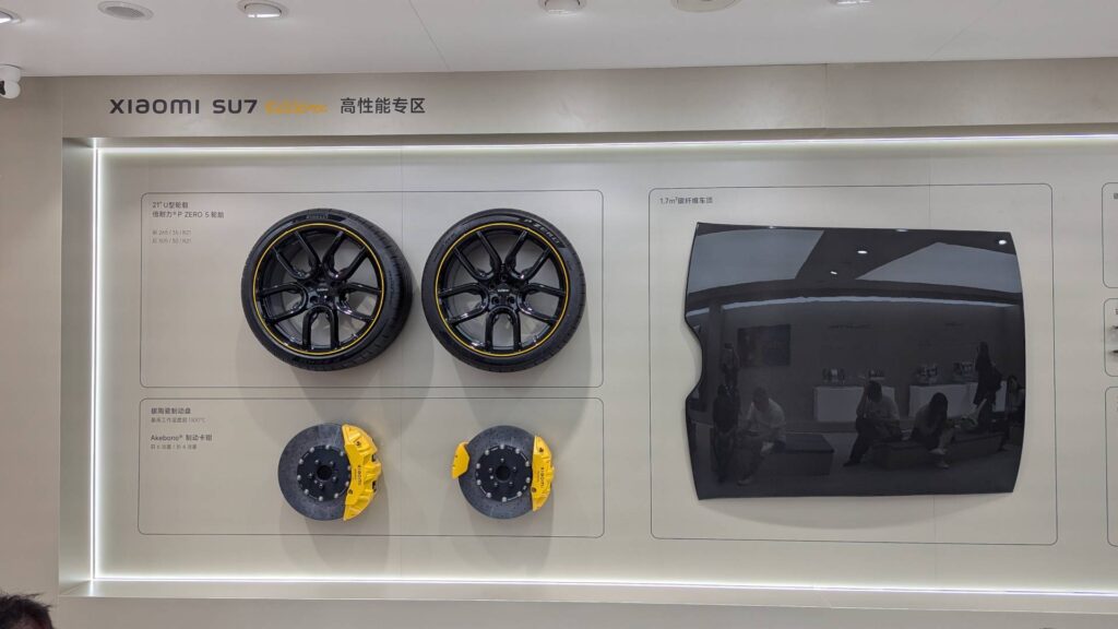 Accessoires hautes performances de la Xiaomi SU7 Ultra pour la piste  // Source : Raphaelle Baut pour Numerama