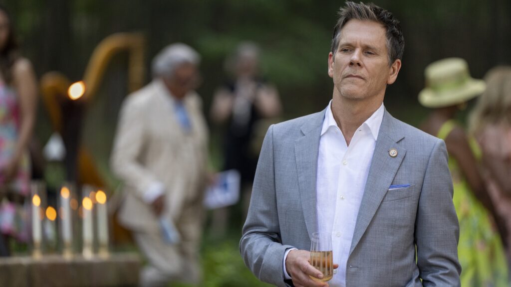 Kevin Bacon dans Sirens // Source : Macall Polay/Netflix Kevin Bacon dans Sirens // Source : Macall Polay/Netflix