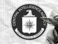 Collage Numerama: capture d’écran de Yoda issue de l’univers Star Wars, superposée au logo officiel de la CIA. 