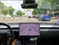 Tesla en conduite autonome FSD dans Paris // Source : capture vidéo Tesla 