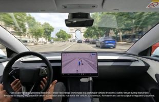 Tesla en conduite autonome FSD dans Paris // Source : capture vidéo Tesla 
