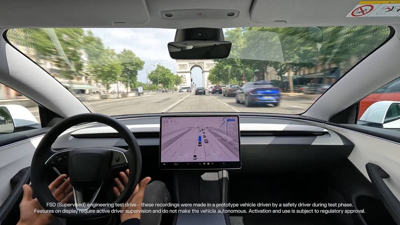 La conduite autonome Tesla réussit le test parisien ultime : survivre à la place de l’Étoile