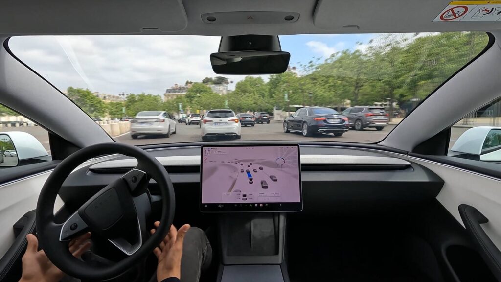Tesla en conduite autonome FSD dans Paris // Source : capture vidéo Tesla