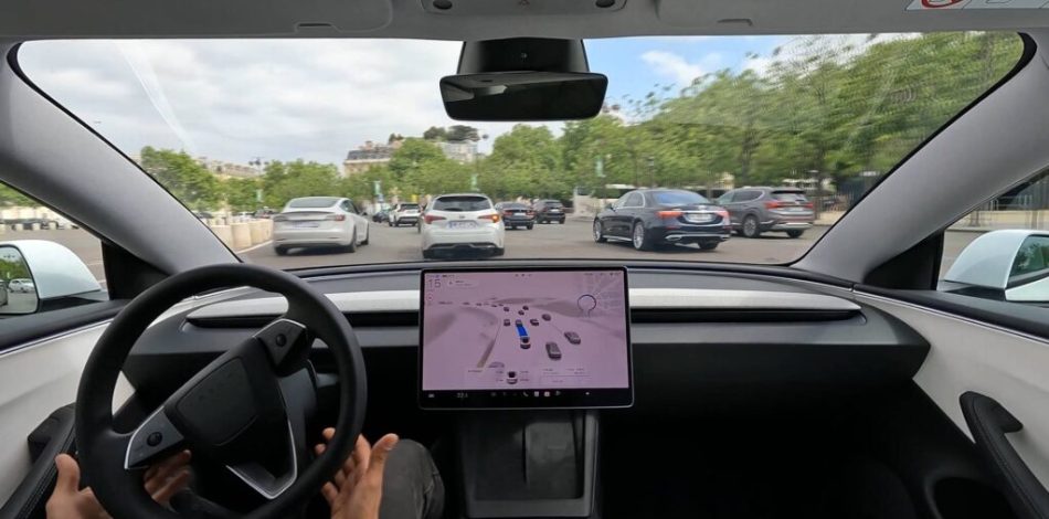 Tesla en conduite autonome FSD dans Paris // Source : capture vidéo Tesla