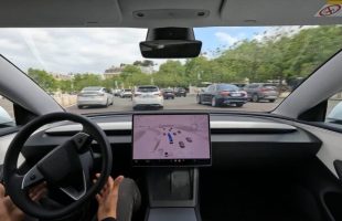 Tesla en conduite autonome FSD dans Paris // Source : capture vidéo Tesla