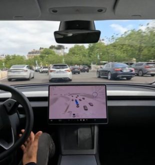 Tesla en conduite autonome FSD dans Paris // Source : capture vidéo Tesla