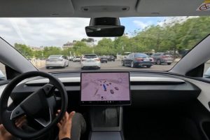 Tesla en conduite autonome FSD dans Paris // Source : capture vidéo Tesla Tesla en conduite autonome FSD dans Paris // Source : capture vidéo Tesla