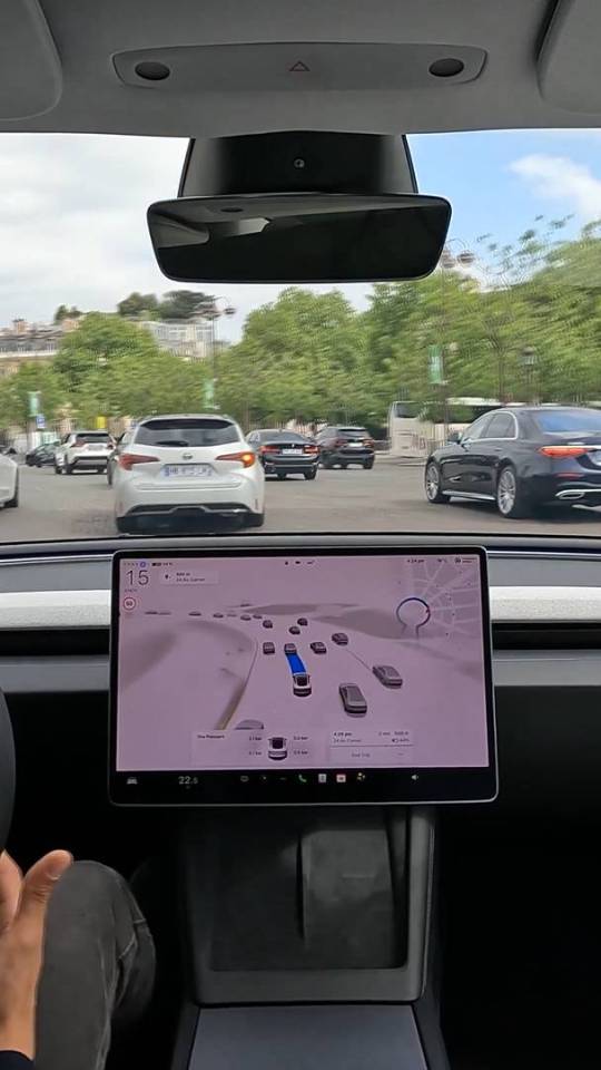 Tesla en conduite autonome FSD dans Paris // Source : capture vidéo Tesla Tesla en conduite autonome FSD dans Paris // Source : capture vidéo Tesla