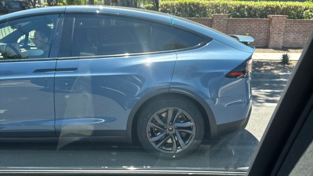 Le Tesla Model X espionné arbore une étonnante peinture bleue // Source : The Kilowatts via X Le Tesla Model X espionné arbore une étonnante peinture bleue // Source : The Kilowatts via X
