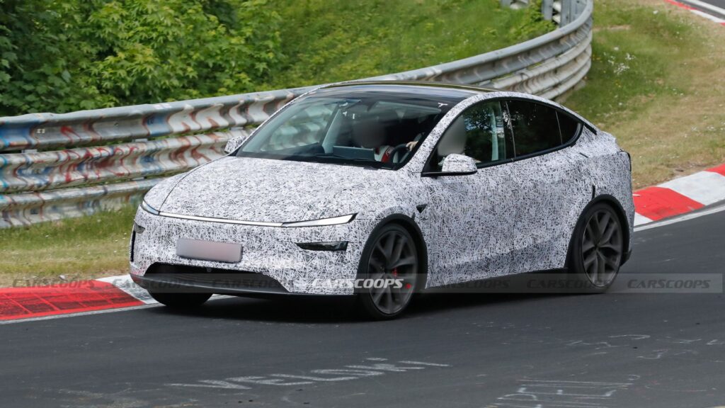 Le Tesla Model Y Perforamance surpris sur le circuit du Nürburgring // Source : Carscoops Le Tesla Model Y Perforamance surpris sur le circuit du Nürburgring // Source : Carscoops