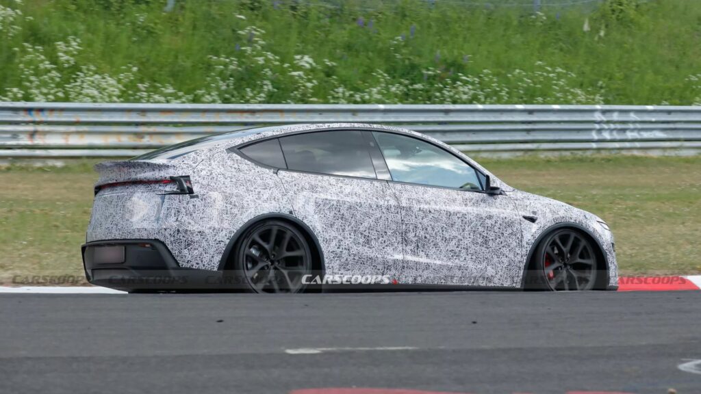 Le Tesla Model Y Perforamance surpris sur le circuit du Nürburgring // Source : Carscoops Le Tesla Model Y Perforamance surpris sur le circuit du Nürburgring // Source : Carscoops