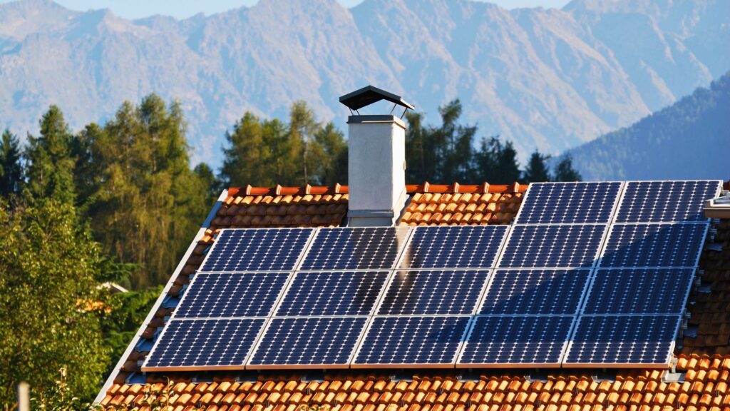 Panneaux solaires sur le toit d'une maison. // Source : Canva Panneaux solaires sur le toit d'une maison. // Source : Canva