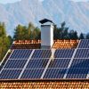 Panneaux solaires sur le toit d'une maison. // Source : Canva