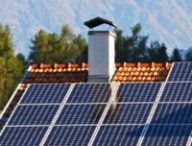 Panneaux solaires sur le toit d'une maison. // Source : Canva