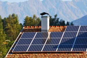 Panneaux solaires sur le toit d'une maison. // Source : Canva