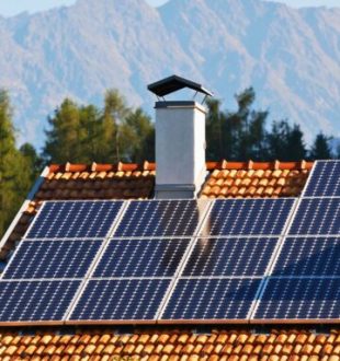 Panneaux solaires sur le toit d'une maison. // Source : Canva