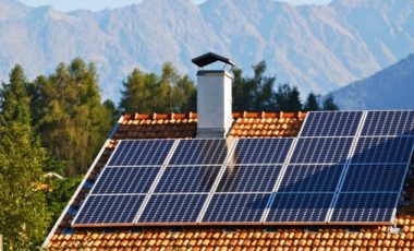 Panneaux solaires sur le toit d'une maison. // Source : Canva