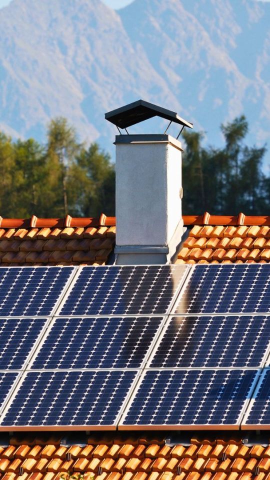 Panneaux solaires sur le toit d'une maison. // Source : Canva