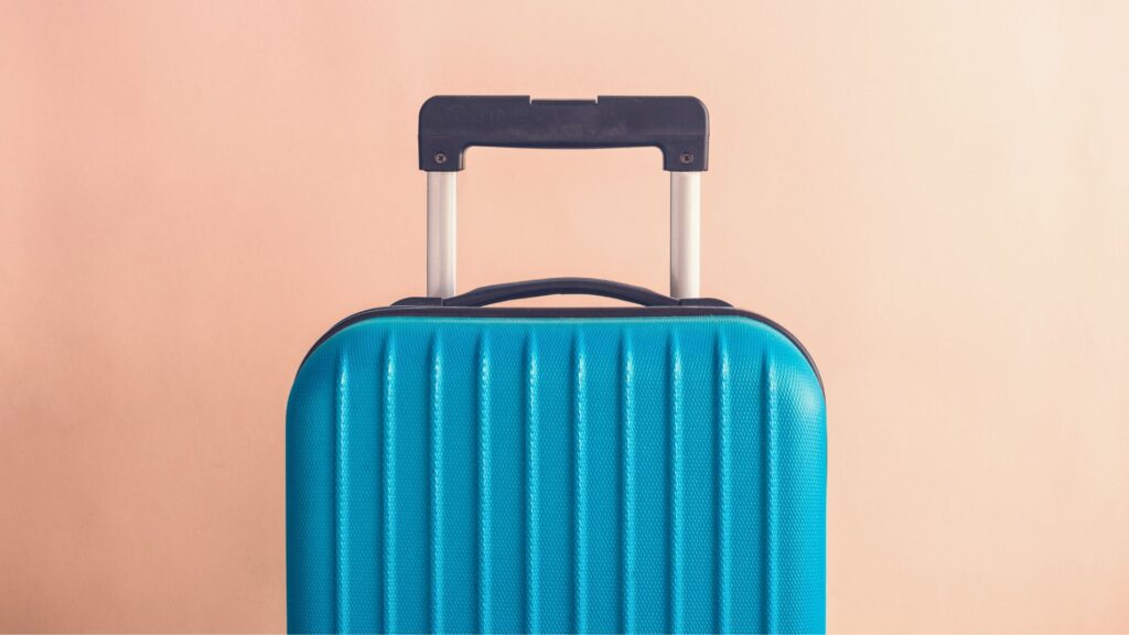 Les consignes sur les valises ont fait réagir les voyageurs. // Source : Canva