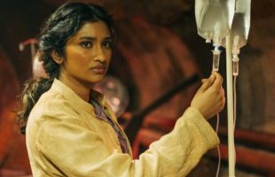 Varada Sethu dans le rôle de Belinda Chandra, dans Doctor Who. // Source : BBC/Disney+