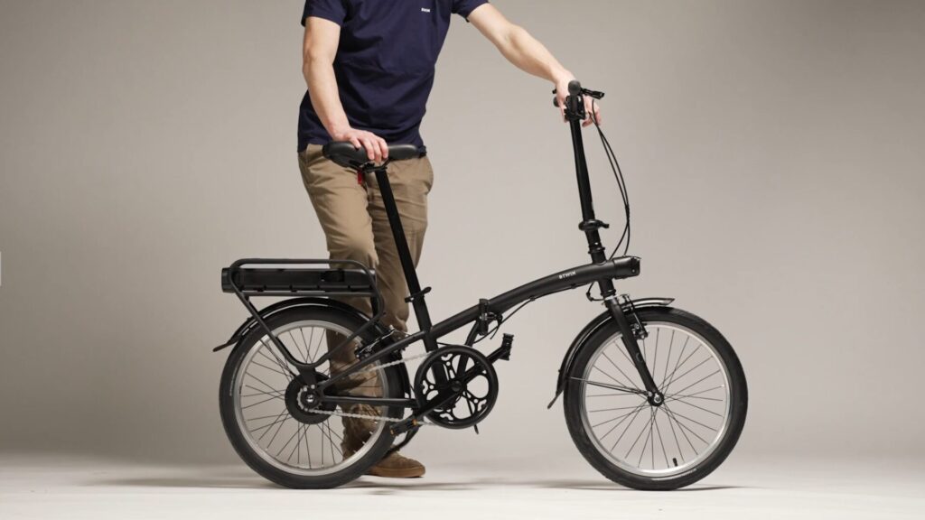Vélo pliant électrique e fold 100 noir // Source : Décathlon Vélo pliant électrique e fold 100 noir // Source : Décathlon