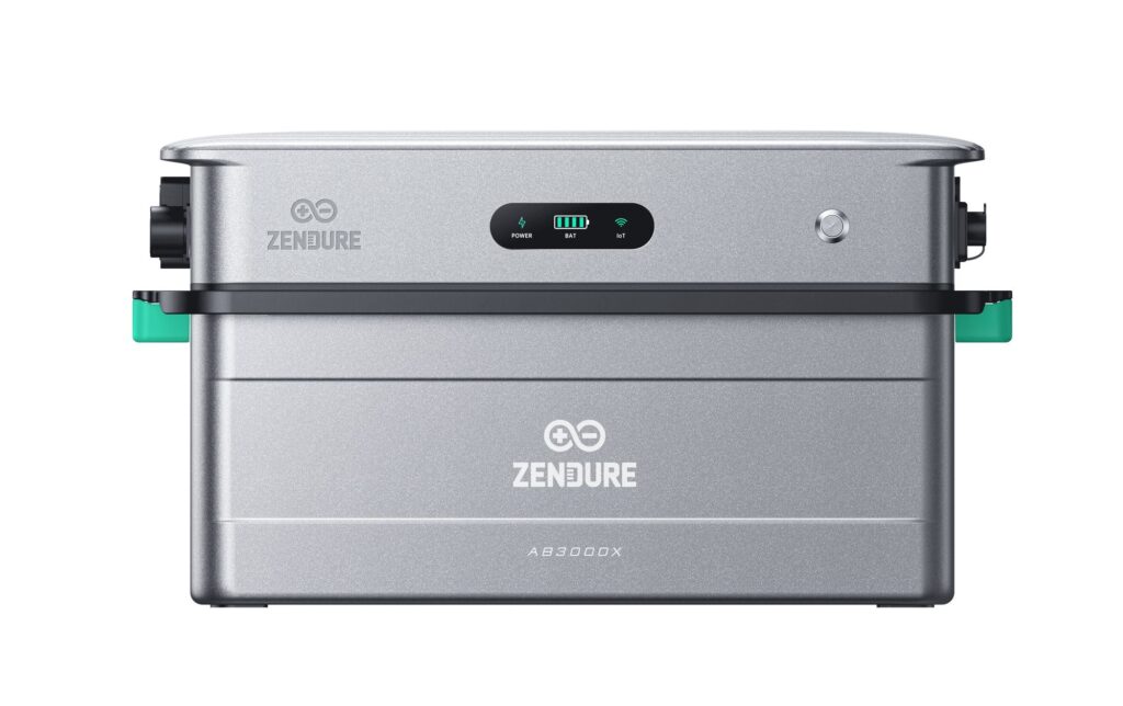 Ne vous fiez pas à son apparence, l'onduleur du SolarFlow 2400 AC (la pièce du dessus) de Zendure est un véritable ordinateur bourré de composants éléctroniques. // Source : Zendure