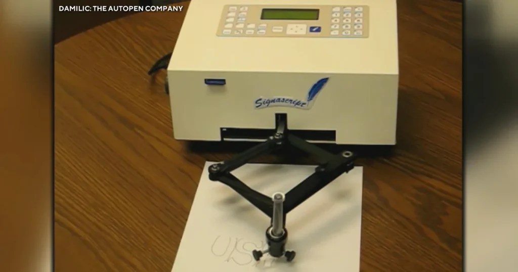 Présentation de l'utilisation d'un autopen par un constructeur // Source : Capture Numerama Présentation de l'utilisation d'un autopen par un constructeur // Source : Capture Numerama