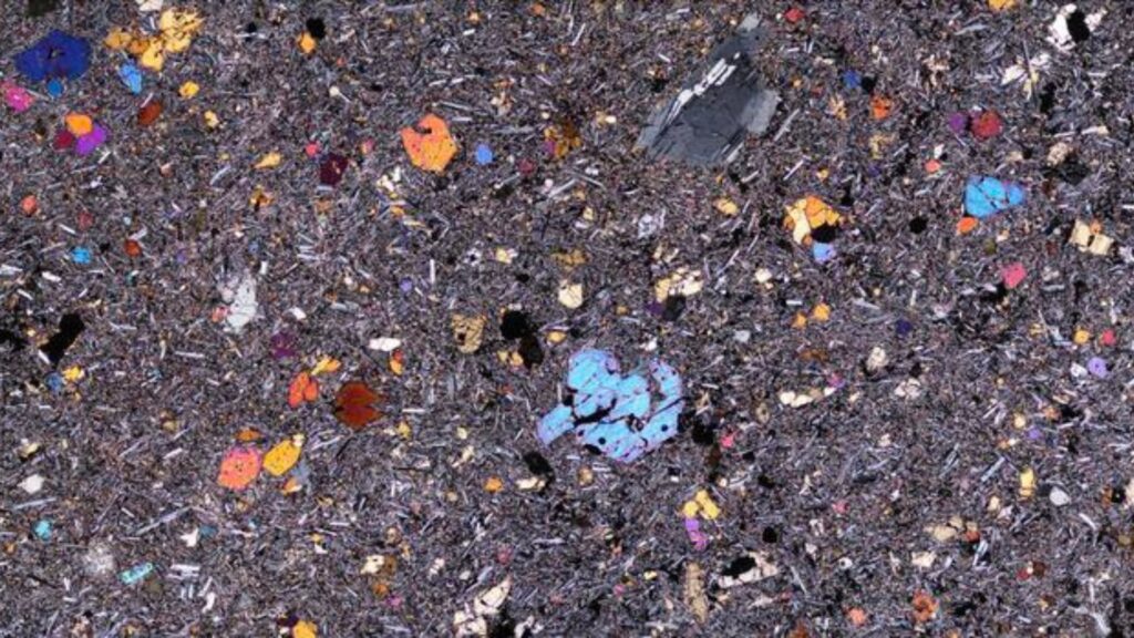 Image under the microscope of a thin radiance of one of the volcanic rocks of Far, in Ethiopia // Source: Dr Emma Watts, University of Southampton/ Swansea University pulsations similar "heartbeat" center earth