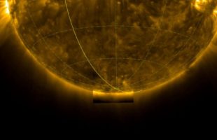 Vue du pôle sud du Soleil par Solar Orbiter. // Source : Equipe ESA & NASA/Solar Orbiter/EUI, D. Berghmans (ROB)