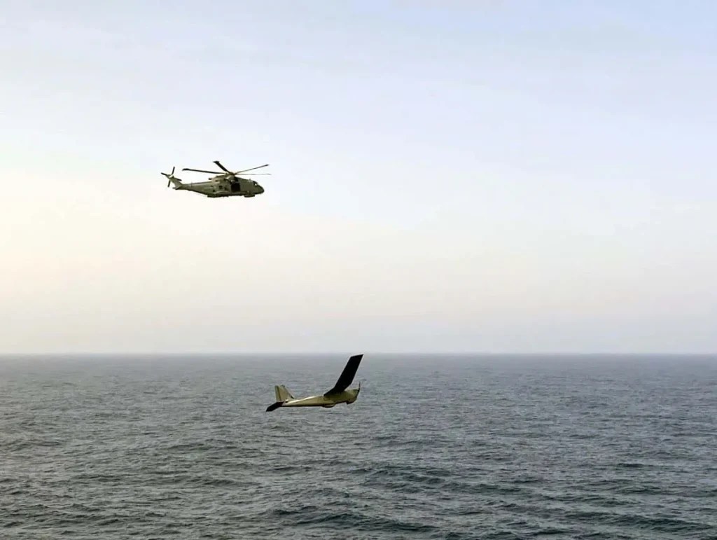 Le tandem Puma-Merlin au dessus de l'Atlantique - Photo : Royal Navy. Le tandem Puma-Merlin au dessus de l'Atlantique - Photo : Royal Navy.