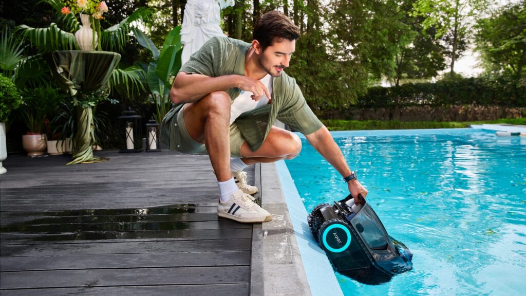 Le Aiper Scuba X1 Pro Max remonte en un clic à la surface pour être récupéré. // Source : Aiper