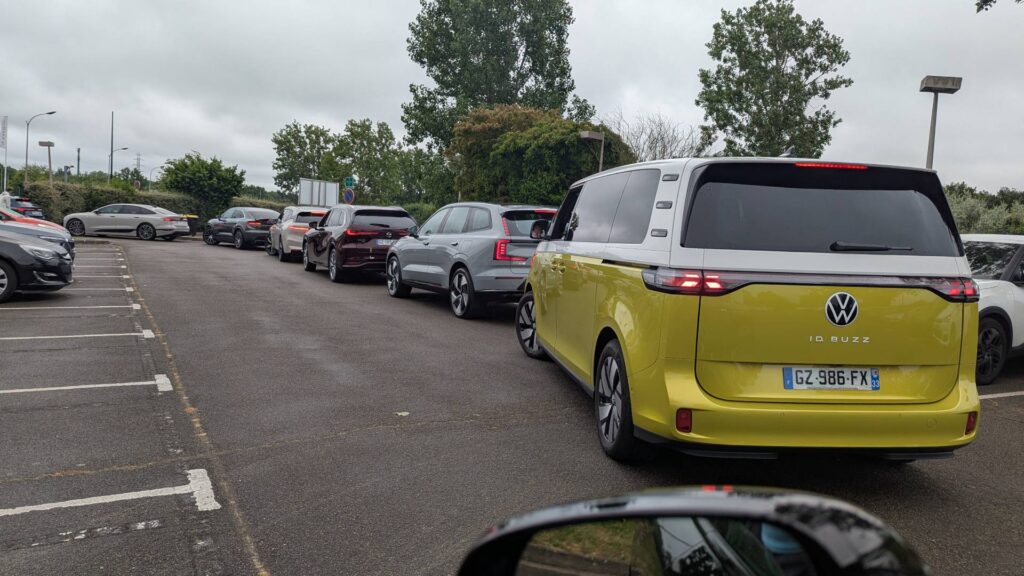 Les grands SUV et familiales en boucle d'essai des e-trophées AMAM // Source : Raphaelle Baut pour Numerama 