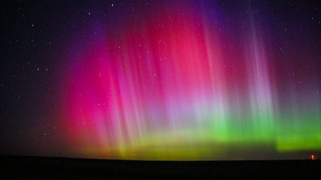 L'aurore boréale photographiée depuis le Wyoming, aux États-Unis. // Source : Via X @brendonme (photo recadrée)