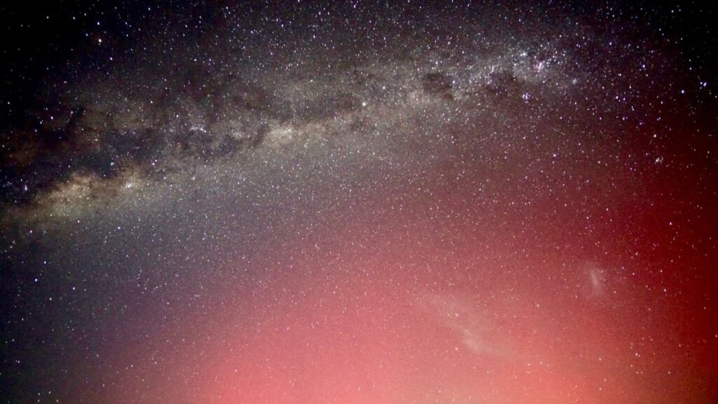 Les aurores australes et la Voie lactée, depuis l'Australie. // Source : Via Bluesky @louis.moresi.info (photo recadrée) Les aurores australes et la Voie lactée, depuis l'Australie. // Source : Via Bluesky @louis.moresi.info (photo recadrée)