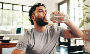 Quand il fait aussi chaud, il est crucial de bien s'hydrater. // Source : Envato