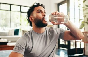 Quand il fait aussi chaud, il est crucial de bien s'hydrater. // Source : Envato Quand il fait aussi chaud, il est crucial de bien s'hydrater. // Source : Envato