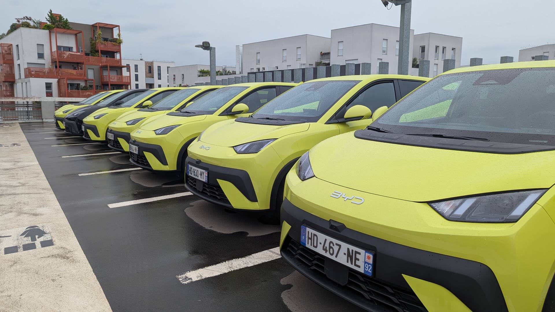 Une borne de recharge pour véhicules électriques dans une rue allemande
