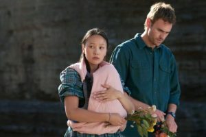 Yerin Ha et Charlie Vickers dans Les Survivants // Source : Netflix