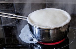 casserole d'eau bouillante // Source : pixabay - Myriams-Fotos