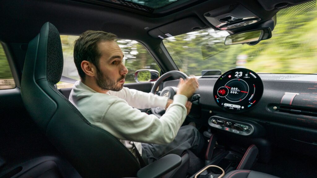 La Mini John Cooper Works E // Source : SIX: TRENTE pour Numerama La Mini John Cooper Works E // Source : SIX: TRENTE pour Numerama