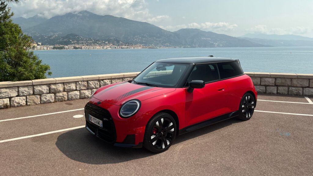 La Mini John Cooper Works E // Source : Robin San Vicente pour Numerama La Mini John Cooper Works E // Source : Robin San Vicente pour Numerama