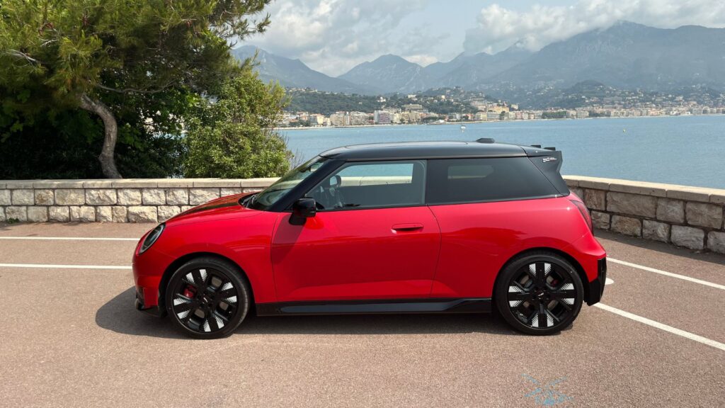La Mini John Cooper Works E // Source : Robin San Vicente pour Numerama La Mini John Cooper Works E // Source : Robin San Vicente pour Numerama