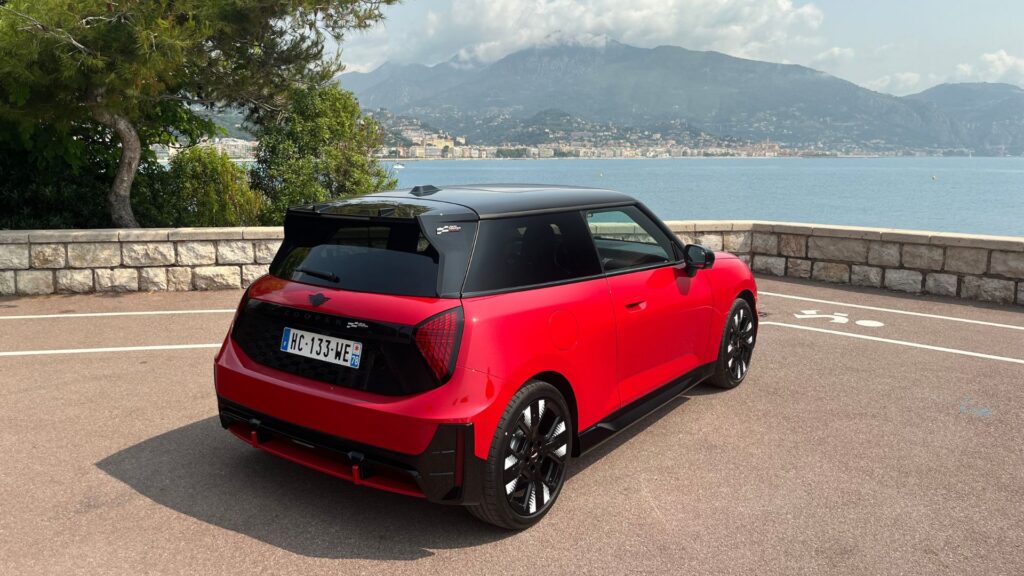 La Mini John Cooper Works E // Source : Robin San Vicente pour Numerama La Mini John Cooper Works E // Source : Robin San Vicente pour Numerama