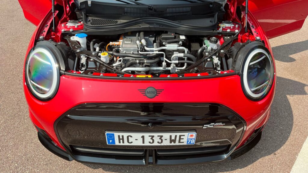 La Mini John Cooper Works E // Source : Robin San Vicente pour Numerama La Mini John Cooper Works E // Source : Robin San Vicente pour Numerama