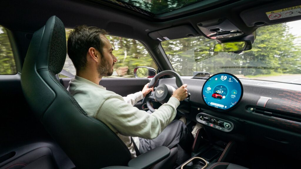 La Mini John Cooper Works E // Source : SIX: TRENTE pour Numerama La Mini John Cooper Works E // Source : SIX: TRENTE pour Numerama