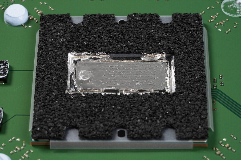 Du liquide métal appliqué sur le processeur d'une PS5 Pro. Du liquide métal appliqué sur le processeur d'une PS5 Pro.