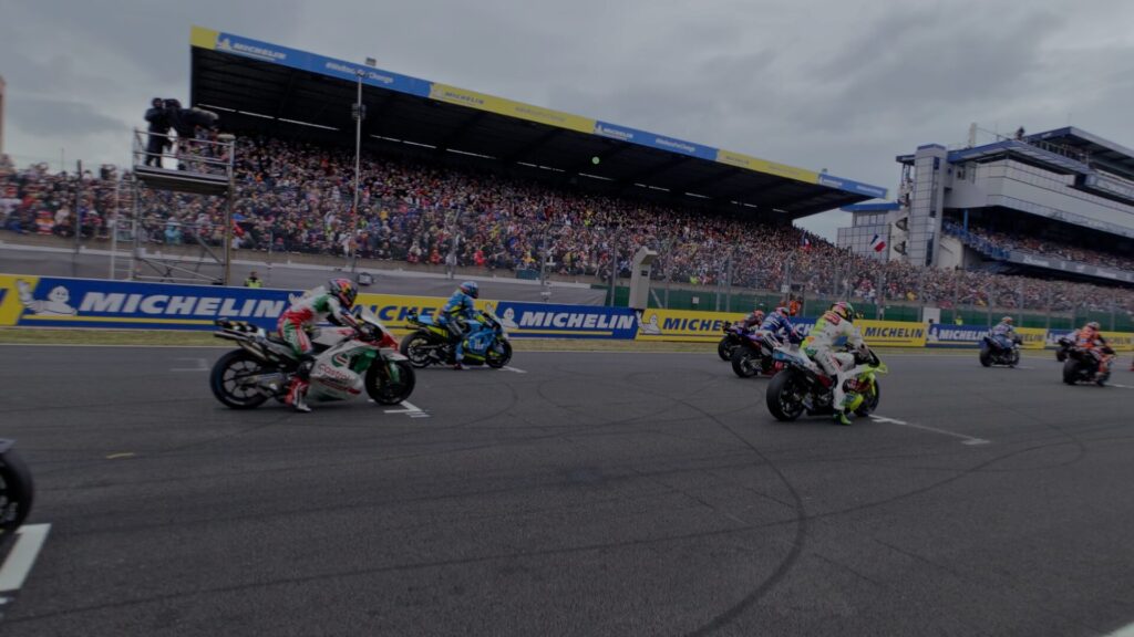 Ce n'est pas impressionnant en 2D, mais on a l'impression d'être sur le circuit, avec une profondeur sur plusieurs dizaines de mètres, avec un Vision Pro. Ce n'est pas impressionnant en 2D, mais on a l'impression d'être sur le circuit, avec une profondeur sur plusieurs dizaines de mètres, avec un Vision Pro.