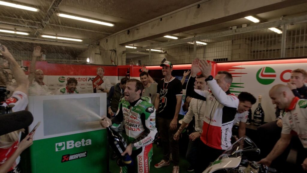 Dans cette scène, Johann Zarco arose le public de champagne. Tous les humains sont en taille réelle, on se croirait dans la pièce. Dans cette scène, Johann Zarco arose le public de champagne. Tous les humains sont en taille réelle, on se croirait dans la pièce.