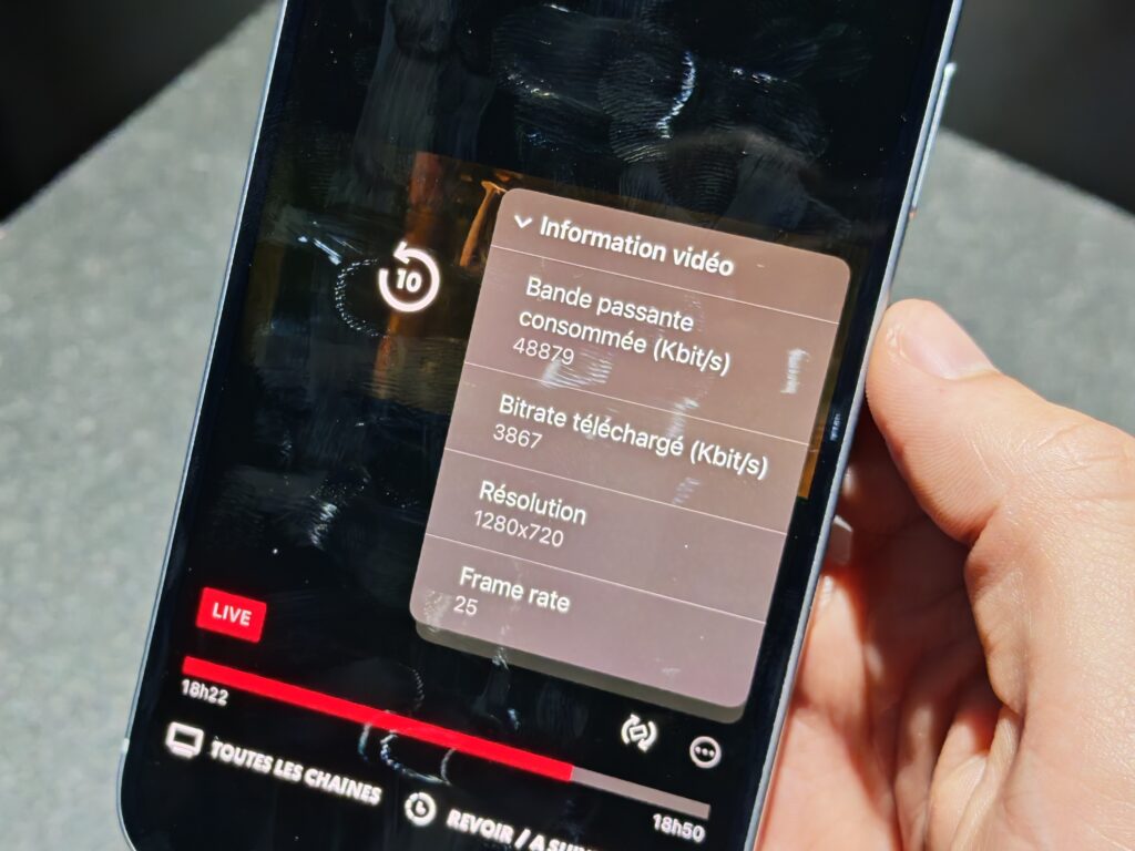 Pour les geeks, on peut vérifier toutes les informations sur la qualité vidéo // Source : Numerama