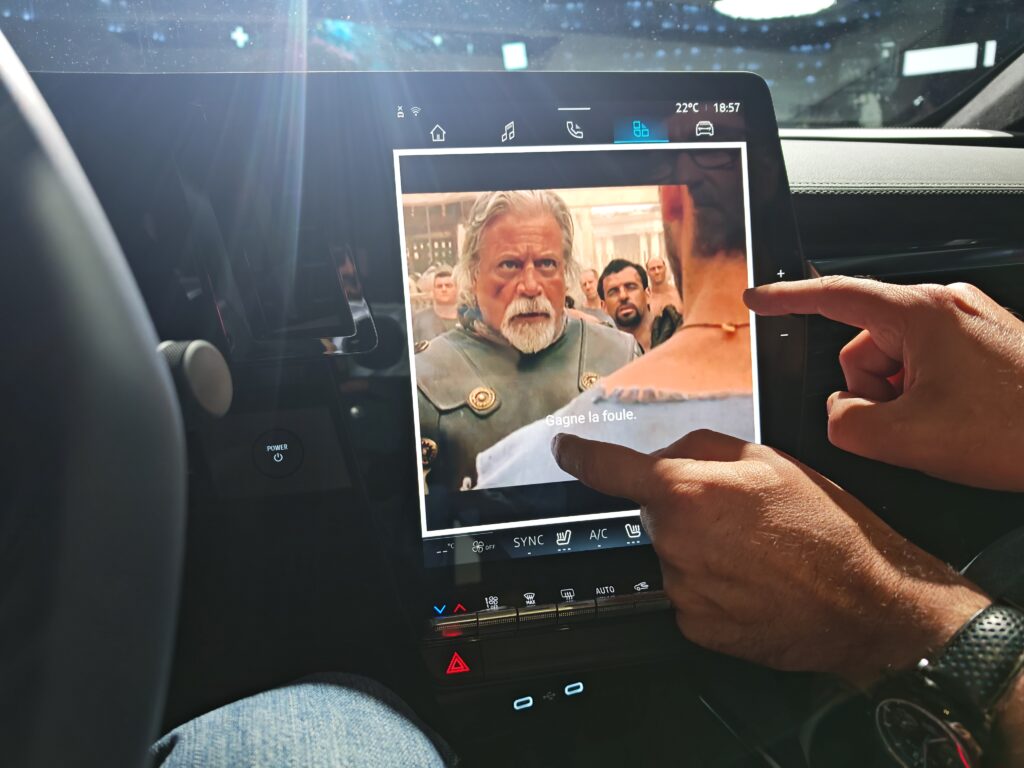 L'écran vertical de l'Alpine A390 n'est pas le plus adapté pour des contenus vidéo // Source : Numerama